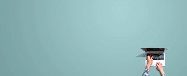 Dizüstü bilgisayar kullanan kişi