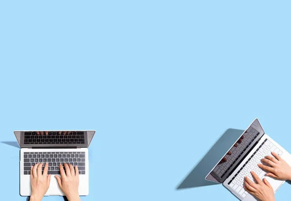 Två personer som arbetar tillsammans med bärbara datorer — Stockfoto
