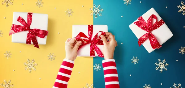 Persona che fa scatole regalo di Natale — Foto Stock