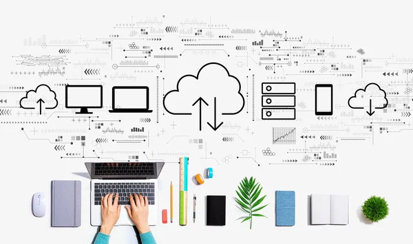 Cloud computing met persoon die een laptop gebruikt — Stockfoto