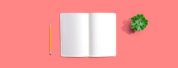 Caderno branco em branco de cima — Fotografia de Stock