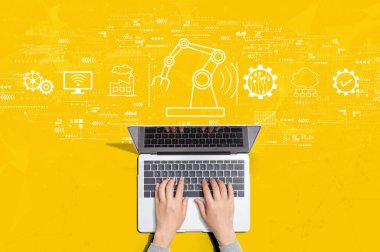 Bilgisayarı kullanan kişi ile akıllı endüstri kavramı