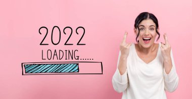 2022 yılını mutlu genç bir kadınla dolduruyorum.