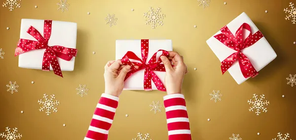 크리스마스 선물 상자를 만드는 사람 — 스톡 사진