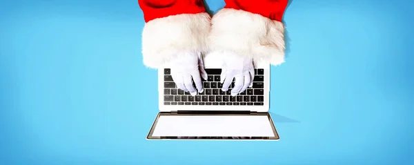 Santa Claus za pomocą laptopa — Zdjęcie stockowe