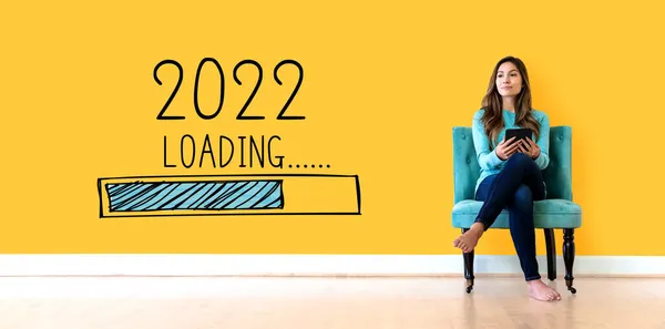 Loading new year 2022 with young woman — Stock Photo, Image