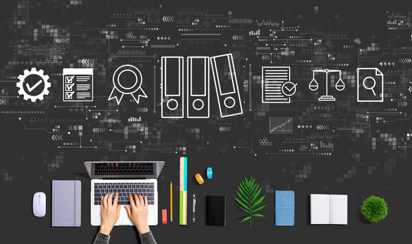 Тема соответствия с человеком с помощью ноутбука