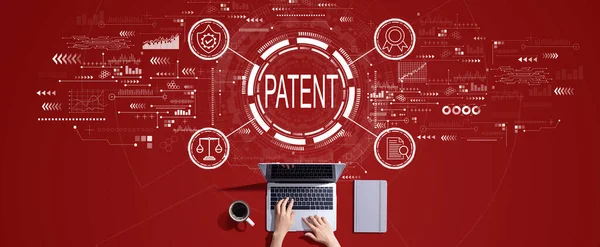 노트북을 가지고 일하는 사람들 과의 특허 개념 — 스톡 사진