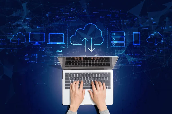 Cloud computing med person som använder bärbar dator — Stockfoto