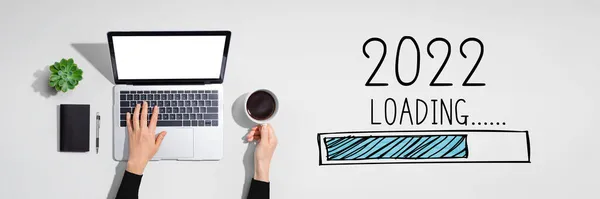Загрузка нового 2022 года с помощью ноутбука — стоковое фото