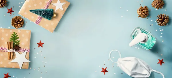 マスクとサニタイザーボトル付きのクリスマスギフトボックス — ストック写真