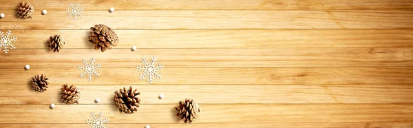Cones de pinho de Natal com flocos de neve — Fotografia de Stock