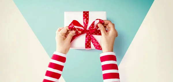 Person making a Christmas gift box — Stock Photo, Image