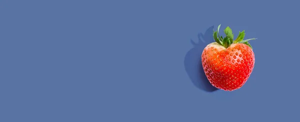 Frische rote Erdbeere über Kopf — Stockfoto