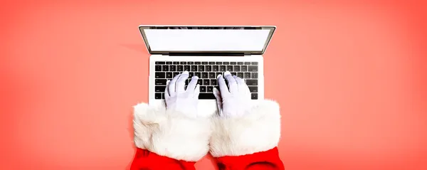 Άγιος Βασίλης χρησιμοποιώντας έναν φορητό υπολογιστή — Φωτογραφία Αρχείου