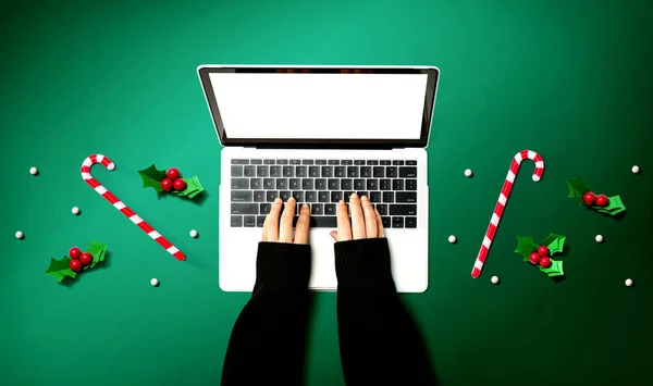 Pessoa usando um computador portátil com decorações de Natal — Fotografia de Stock