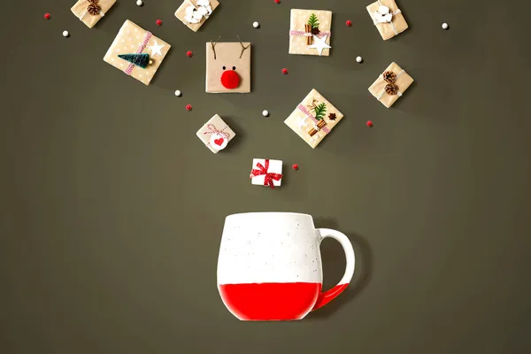 Cajas de regalo de Navidad con una taza roja —  Fotos de Stock