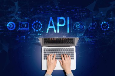 API - laptop kullanan kişi ile uygulama programlama arayüzü kavramı