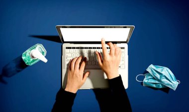 El dezenfektanı ve maskeli dizüstü bilgisayar.