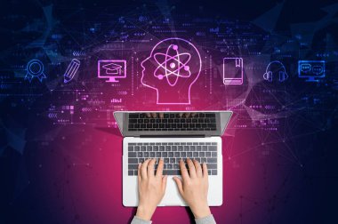Bilgisayarı kullanan kişi ile çevrimiçi eğitim kavramı