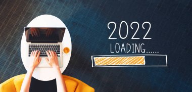 Yeni yıl 2022 'ye dizüstü bilgisayar kullanan kişi yükleniyor
