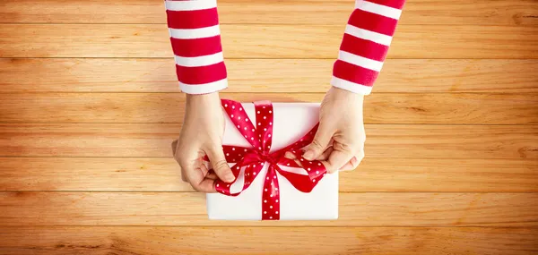 Persona che fa una scatola regalo di Natale — Foto Stock