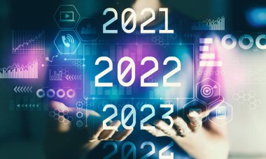 Genç adamla 2022 Yeni Yıl konsepti