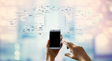 Akıllı telefon kullanan kişi ile teknoloji ekranı