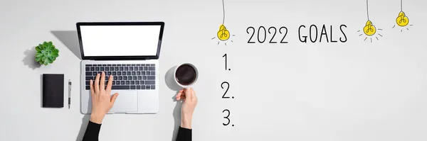 2022 objetivos con la persona que utiliza el ordenador portátil —  Fotos de Stock
