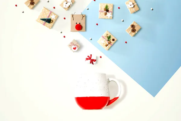 Coffrets cadeaux de Noël avec une tasse rouge — Photo