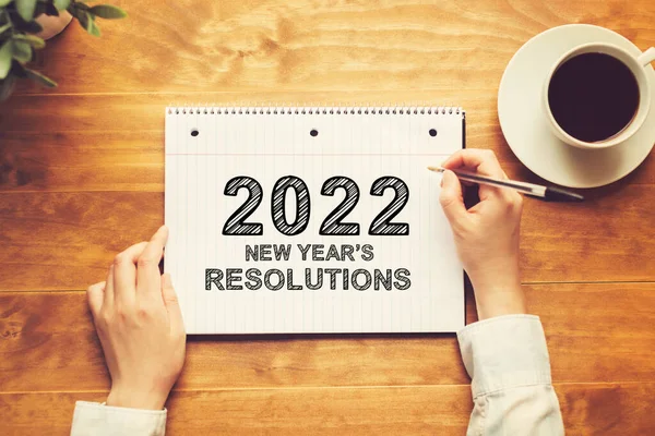 2022 Resoluções de Ano Novo com uma pessoa segurando uma caneta — Fotografia de Stock