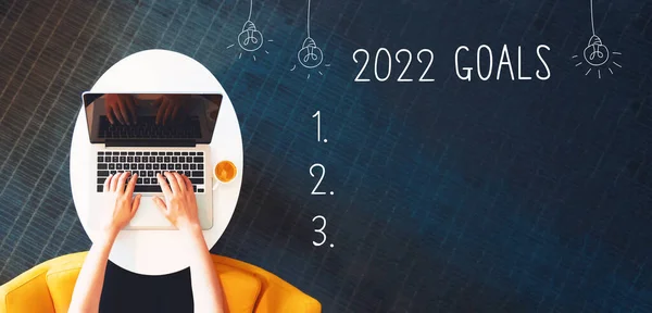 2022 objetivos com pessoa usando um laptop — Fotografia de Stock