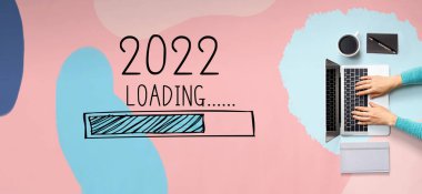 Yeni yıl 2022 dizüstü bilgisayarla yükleniyor