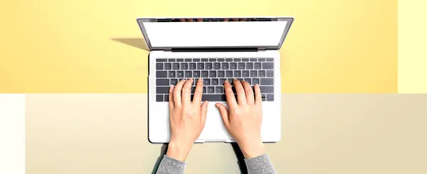 Persoon die een laptop gebruikt — Stockfoto