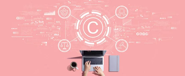 Copyright concept met persoon die met laptop werkt — Stockfoto