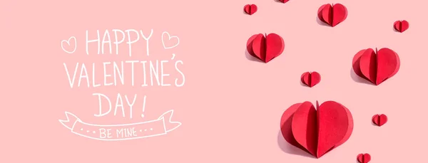 Послание на День Святого Валентина с красными бумажными сердцами — стоковое фото