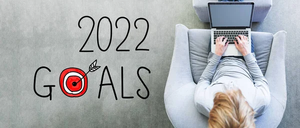 2022 metas con el hombre usando un ordenador portátil —  Fotos de Stock
