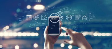 Akıllı telefon kullanan kişi ile veri analizi kavramı