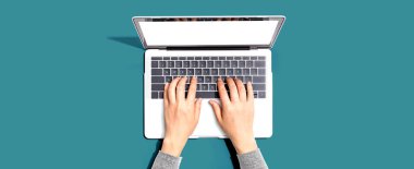 Dizüstü bilgisayar kullanan kişi