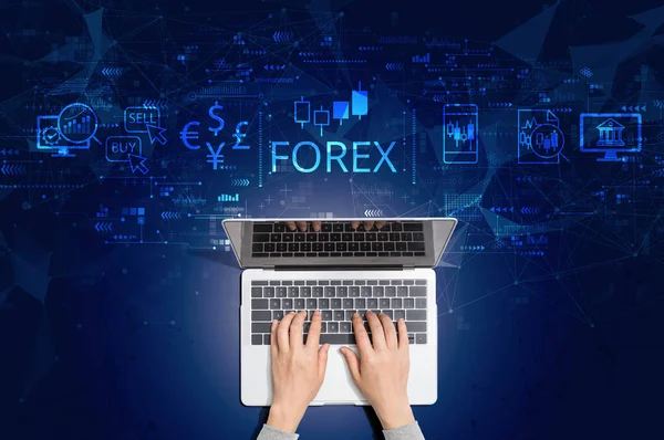Торговая концепция Forex с человеком, использующим ноутбук — стоковое фото