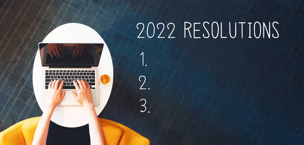2022 랩탑을 사용하여 사람들 과의 결의 — 스톡 사진
