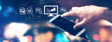 Geceleri şehrin ışıklarıyla borsa teması