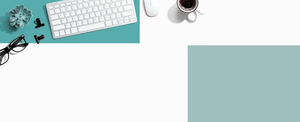 Teclado de computador com uma xícara de café e óculos — Fotografia de Stock