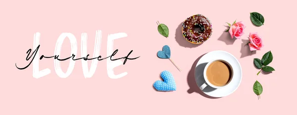 Love Yourself bericht met een kopje koffie en een donut — Stockfoto