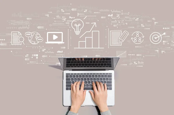 Conceito de marketing de conteúdo com pessoa usando laptop — Fotografia de Stock
