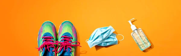 Tema fitness e coronavirus con scarpe da corsa — Foto Stock