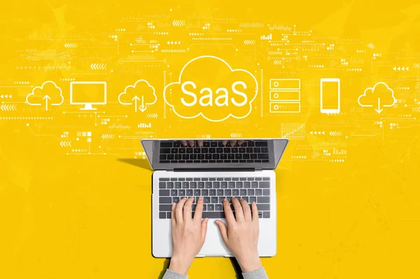 SaaS - oprogramowanie jako koncepcja usługi z osobą korzystającą z laptopa — Zdjęcie stockowe