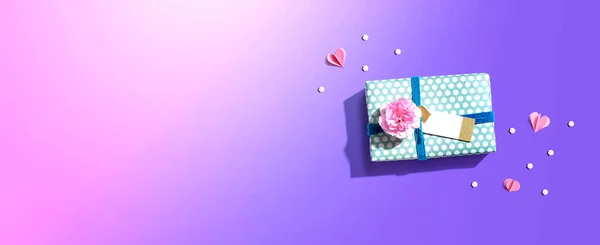 Confezione regalo con fiore di garofano rosa — Foto Stock