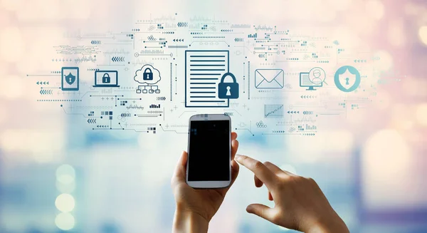 Conceito de proteção de dados com pessoa usando smartphone — Fotografia de Stock