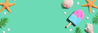 Yaz temalı pembe ve mavi buzlu şeker.